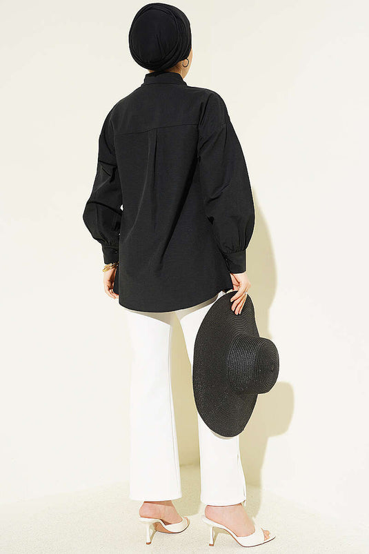 Chemise noire à boutons cachés avec broche ornée de pierres