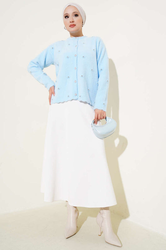 Cárdigan azul con botones y flores de piedra