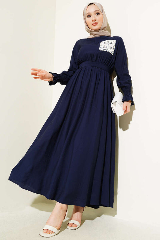 Vestido azul marino con cintura elástica y bolsillos de encaje apedreado