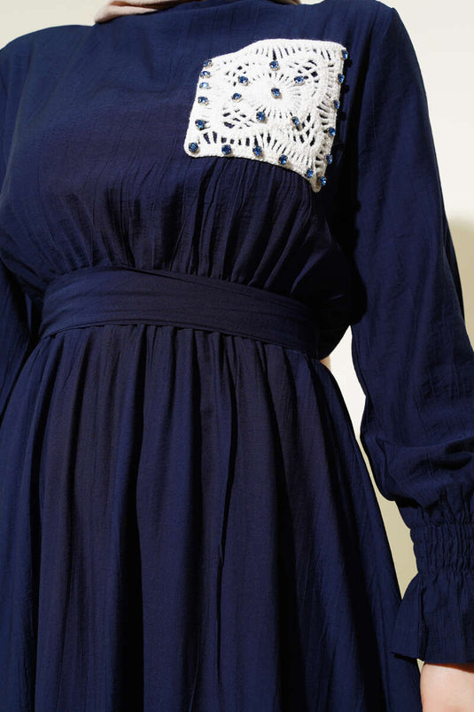 Vestido azul marino con cintura elástica y bolsillos de encaje apedreado