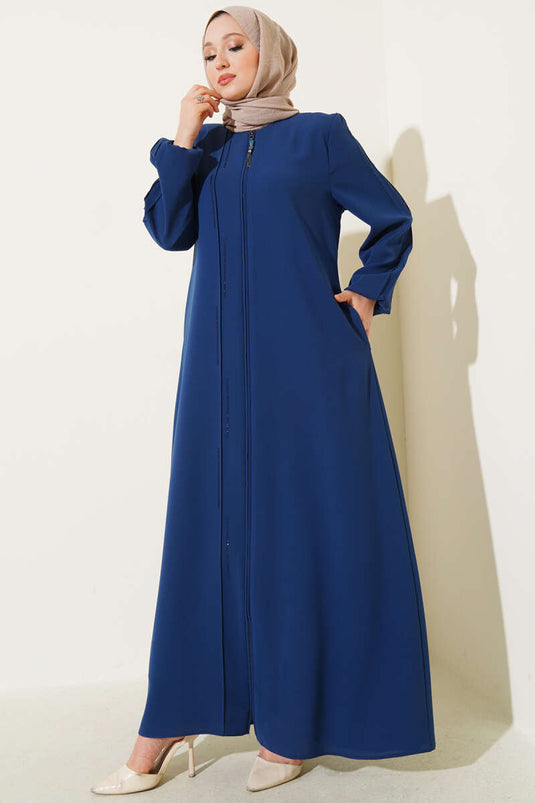 Abaya grande taille rembourrée aux épaules et cousue de pierres Indigo
