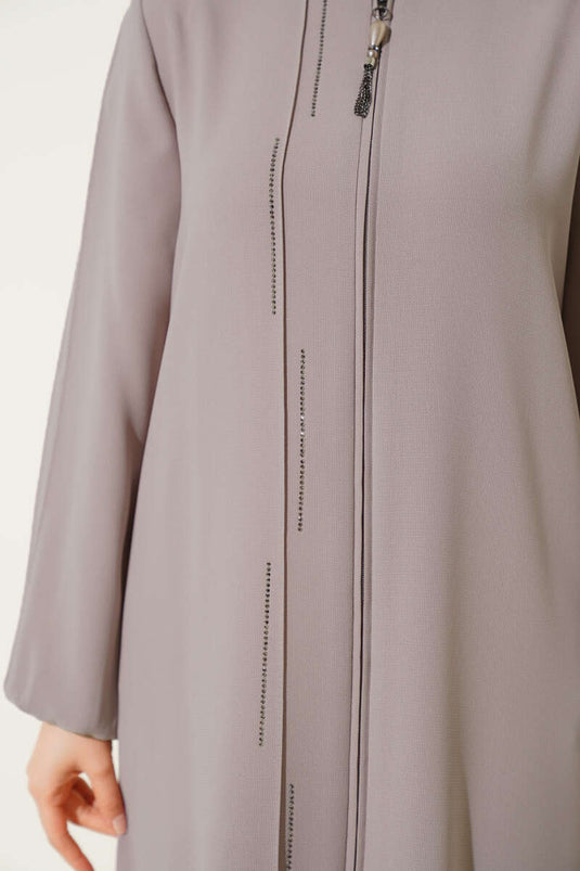 Abaya grande taille rembourrée aux épaules et cousue de pierres, couleur vison