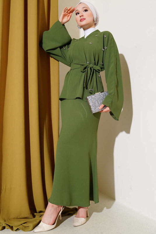 Abito due pezzi con gonna decorata con perle di pietra color cachi