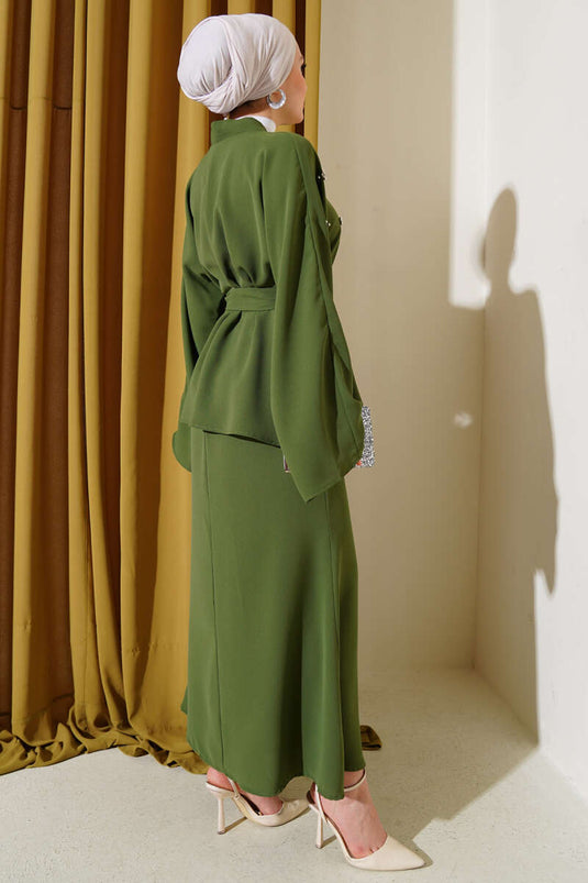 Abito due pezzi con gonna decorata con perle di pietra color cachi