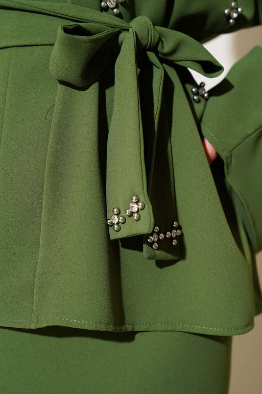 Abito due pezzi con gonna decorata con perle di pietra color cachi