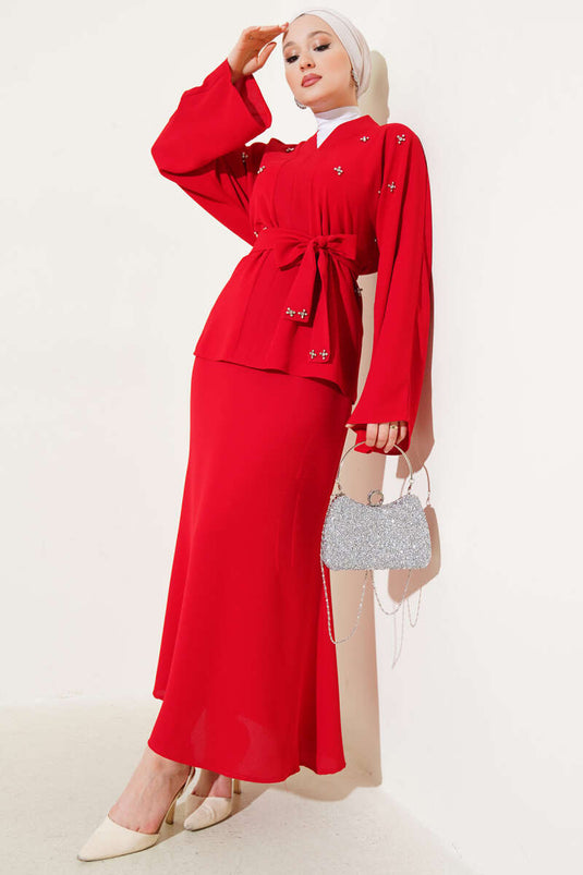 بدلة حمراء من قطعتين مزينة باللؤلؤ