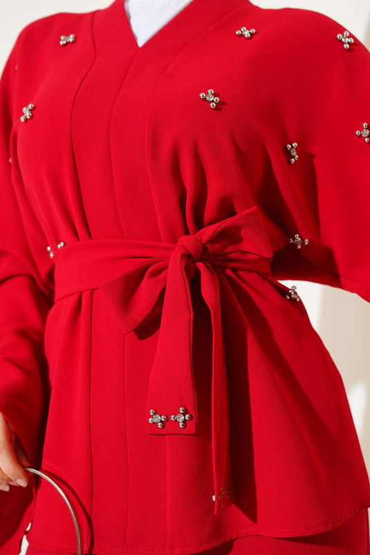 بدلة حمراء من قطعتين مزينة باللؤلؤ