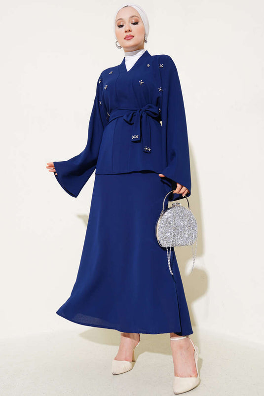بدلة من قطعتين مزينة باللؤلؤ المرصّع باللون الأزرق الداكن