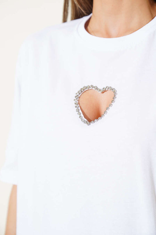 تي شيرت أبيض بفتحة صدر على شكل قلب حجري