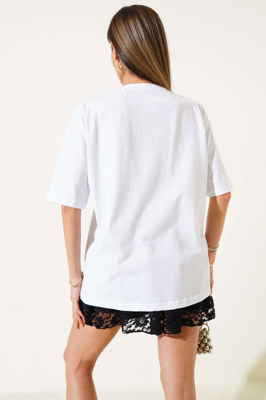 تي شيرت أبيض بفتحة صدر على شكل قلب حجري