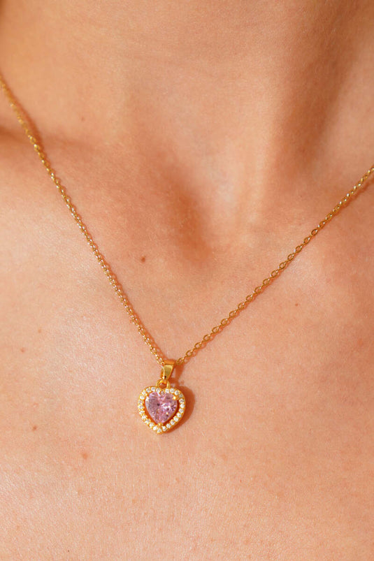 قلادة ذهبية على شكل قلب حجري