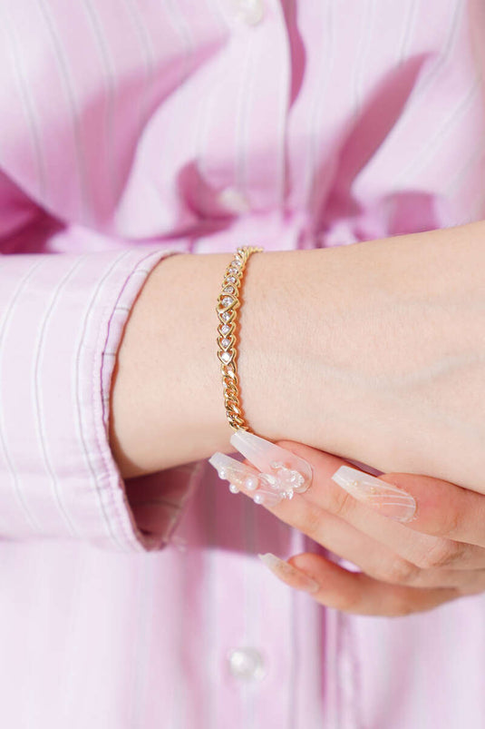 سوار ذهبي مرصع بالأحجار على شكل قلب