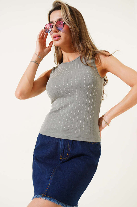 بلوزة قصيرة مزينة بالأحجار بتصميم الكورسيه باللون الأخضر الفاتح