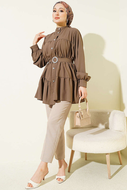 Bluse mit mehrlagigem Design und steinbesetzter Gürtel-Schnalle, Farbe Vizon
