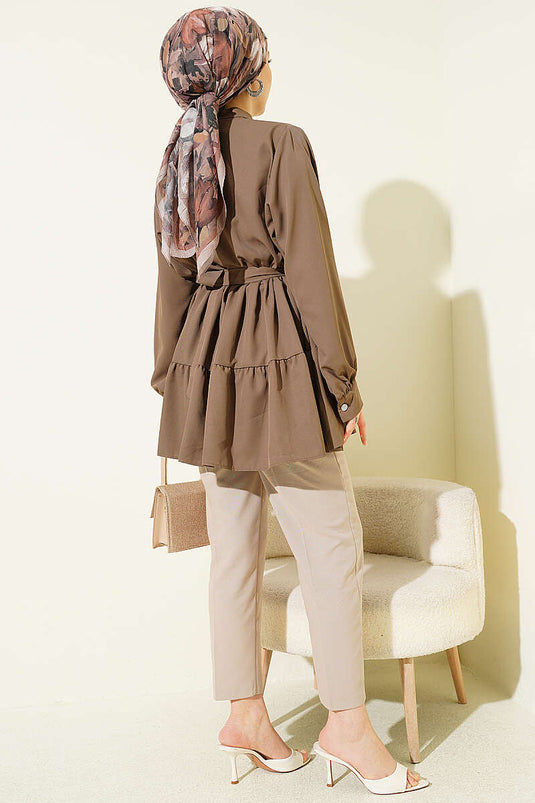 Bluse mit mehrlagigem Design und steinbesetzter Gürtel-Schnalle, Farbe Vizon