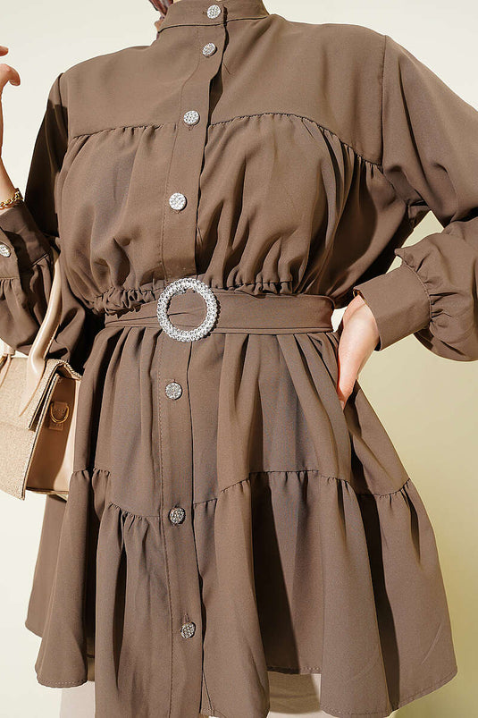 Chemise superposée avec ceinture à boucle ornée de pierres, couleur vison