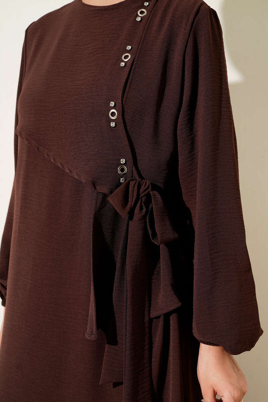 Abito annodato con dettaglio in occhio di uccello in pietra, marrone