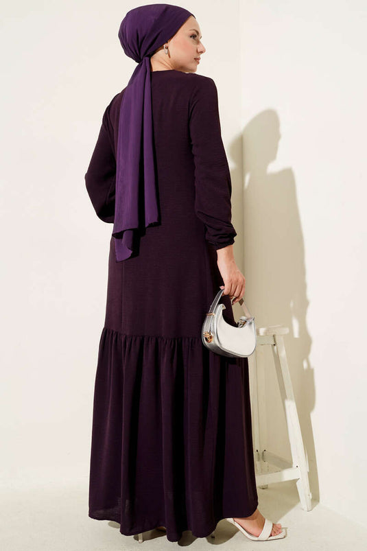 Vestido con lazo, detalle de ojales y joyas en color ciruela