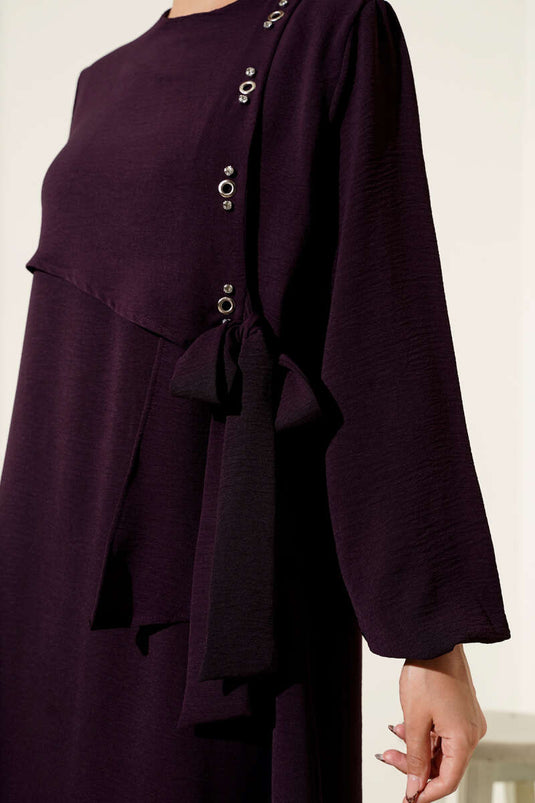 Vestido con lazo, detalle de ojales y joyas en color ciruela
