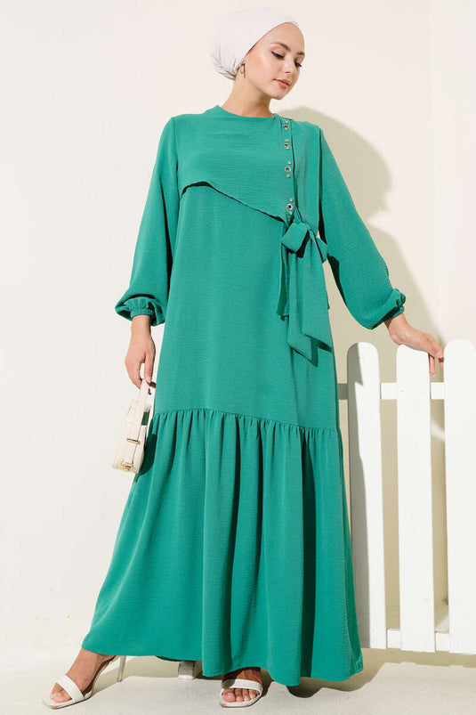 Groene jurk met knoopsluiting en stenen vogeloogdetail