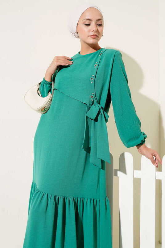 Groene jurk met knoopsluiting en stenen vogeloogdetail