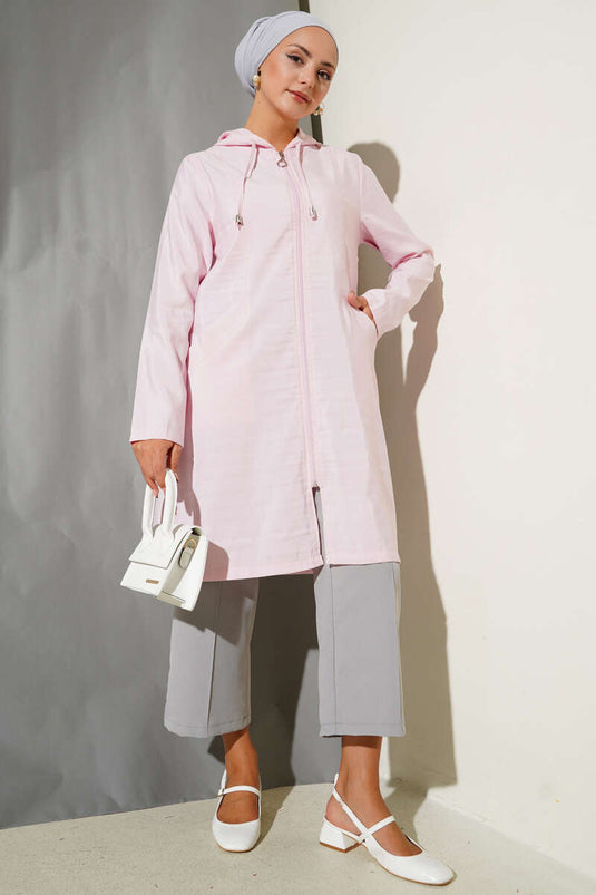 قبعة وردية اللون بغطاء رأس مطرزة بتفاصيل حجرية