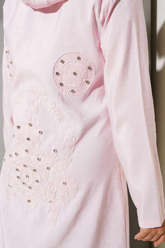 قبعة وردية اللون بغطاء رأس مطرزة بتفاصيل حجرية