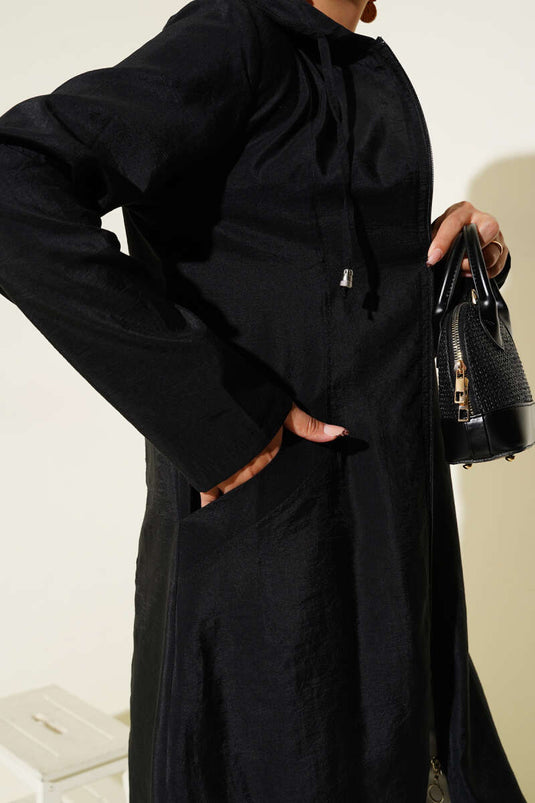 قبعة سوداء بغطاء رأس وتفاصيل تطريز حجري