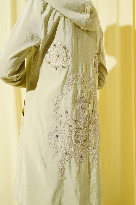 قبعة بغطاء رأس مطرزة بالحجر باللون الأخضر المائي