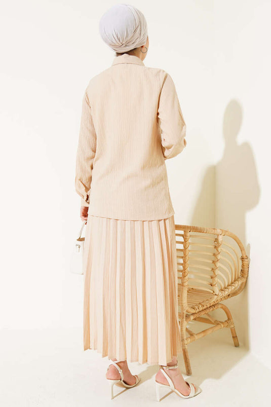 طقم مكون من قطعتين برباط أمامي وتنورة باللون البيج