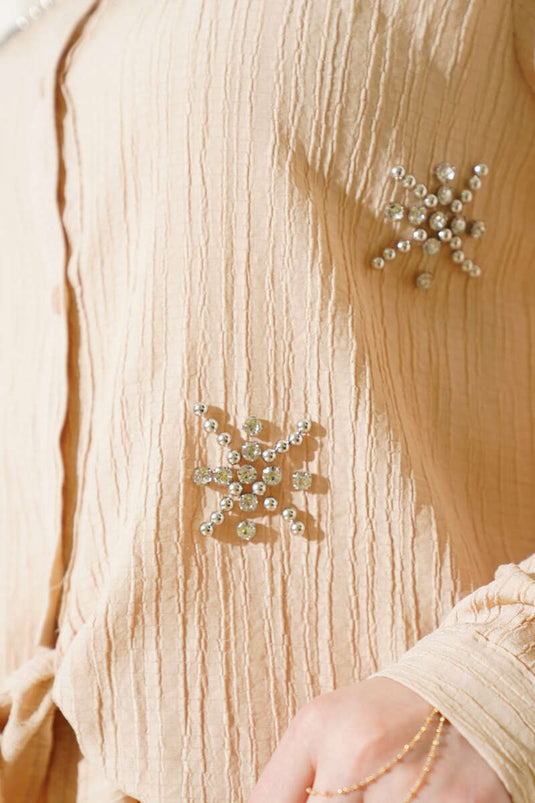 طقم مكون من قطعتين برباط أمامي وتنورة باللون البيج