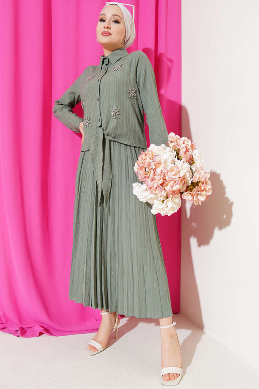 بدلة مكونة من قطعتين مربوطة من الأمام وتنورة باللون الأخضر