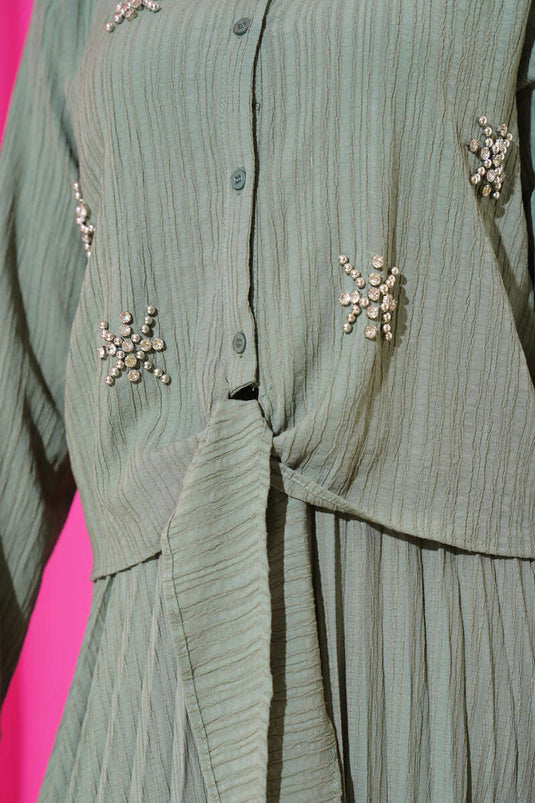 بدلة مكونة من قطعتين مربوطة من الأمام وتنورة باللون الأخضر