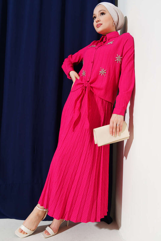 بدلة مكونة من قطعتين برباط أمامي وتنورة باللون الفوشيا