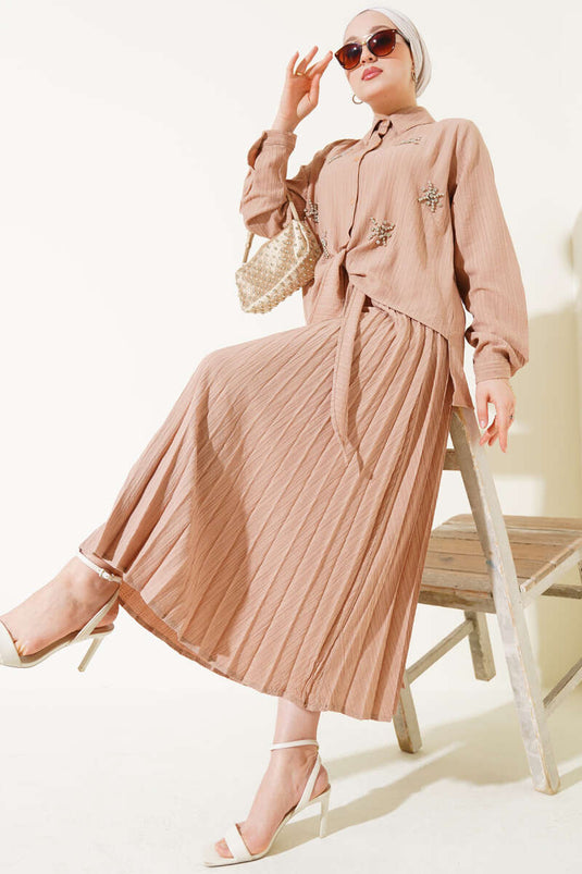 طقم من قطعتين برباط أمامي وتنورة من حجر اللاتيه