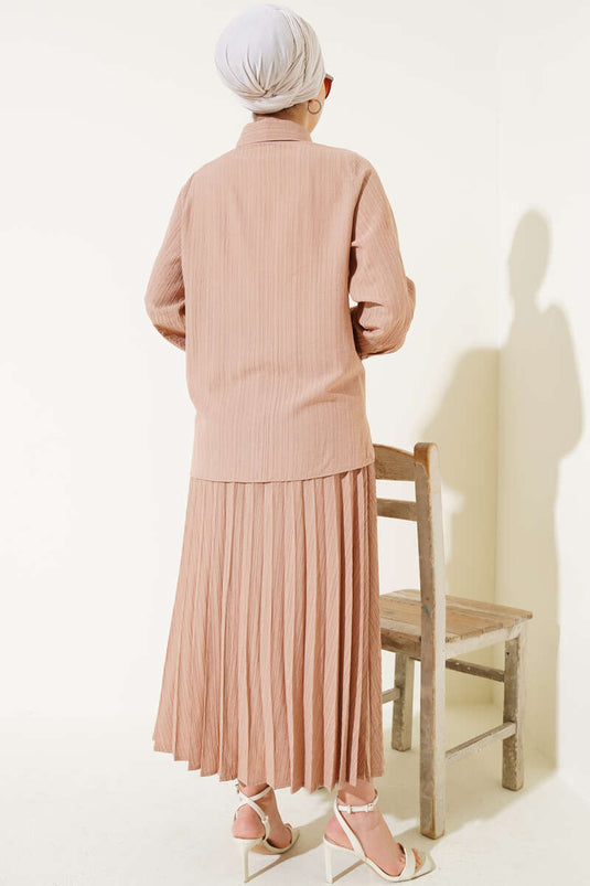 طقم من قطعتين برباط أمامي وتنورة من حجر اللاتيه