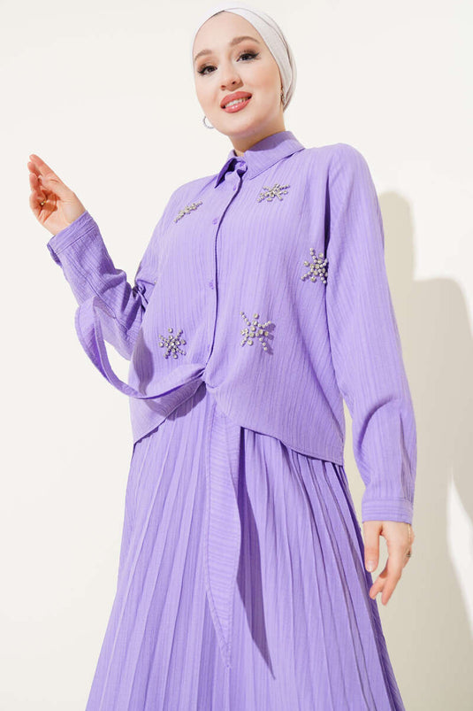 Traje de dos piezas con falda anudada al frente con piedras color lila