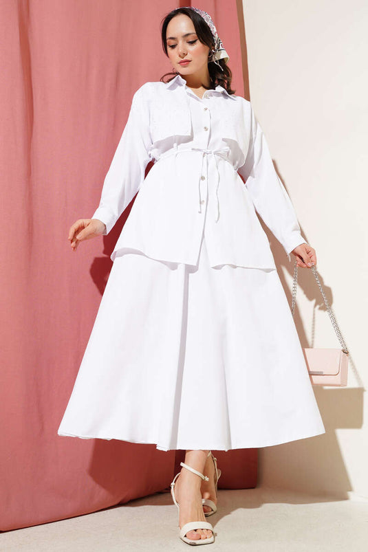 Completo due pezzi bianco con mantello e gonna effetto pietra