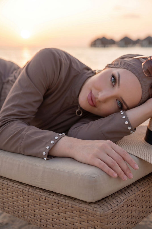 مايوه محتشم ثلاثي مع نصف سحاب مزين بالأحجار بلون فيزون