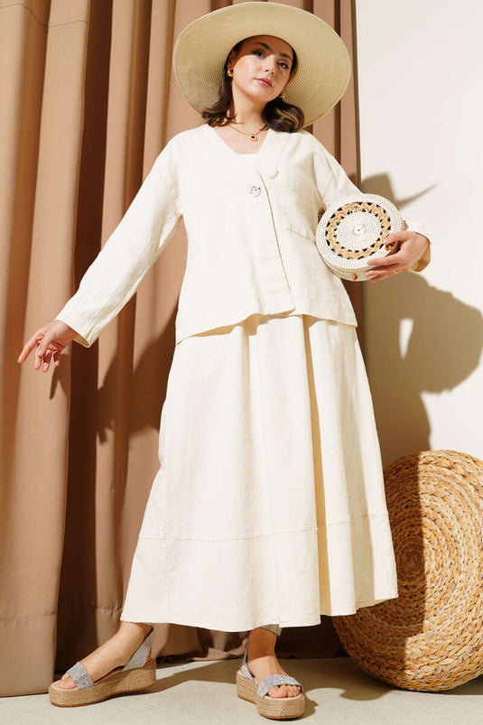 بدلة من قطعتين بجيوب وأزرار وتنورة باللون البيج