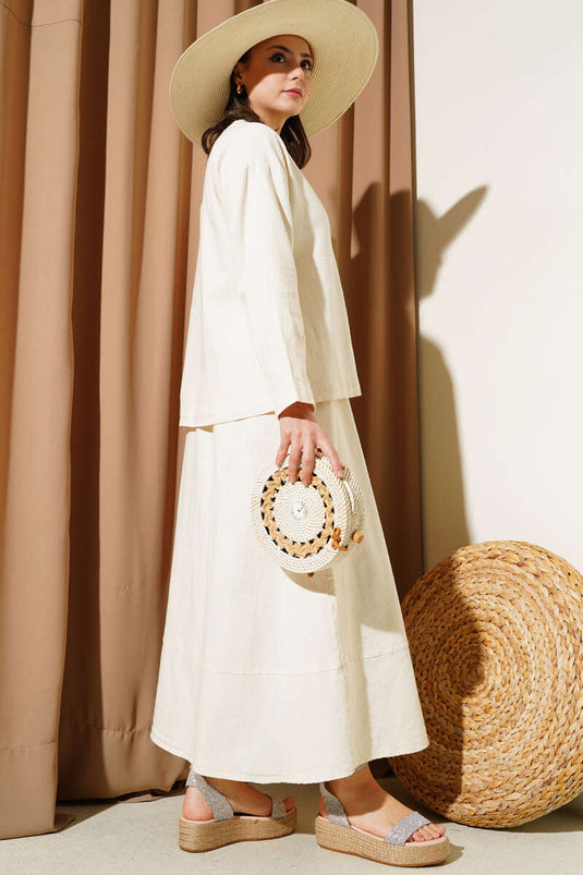 بدلة من قطعتين بجيوب وأزرار وتنورة باللون البيج