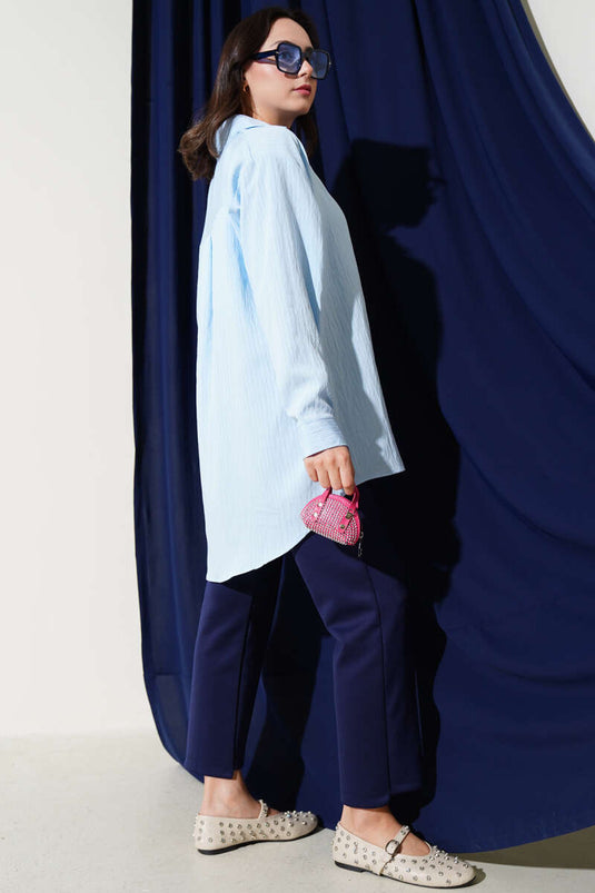 Camisa de rayas del mismo color con un solo bolsillo azul