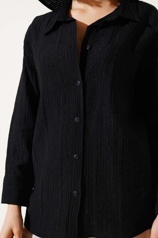 Chemise noire à poche unique et texture froissée