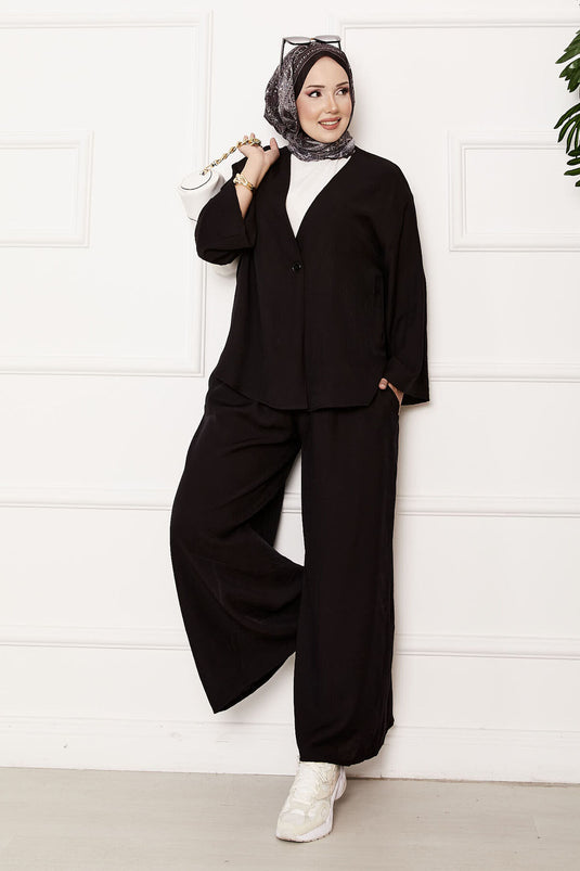 Traje casual de dos piezas con un solo botón y detalles en negro