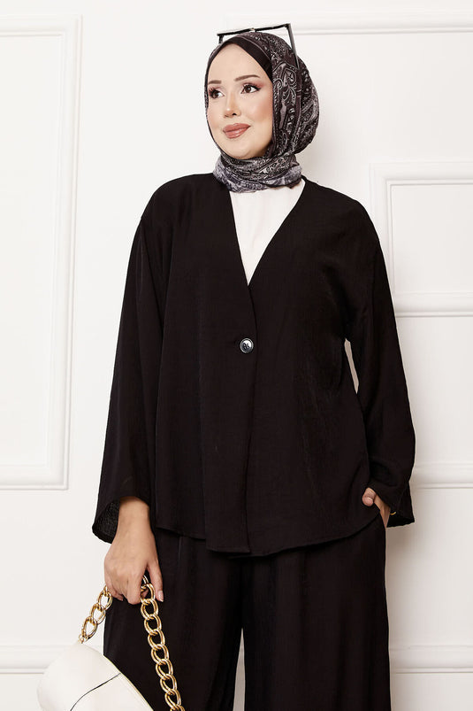 Traje casual de dos piezas con un solo botón y detalles en negro