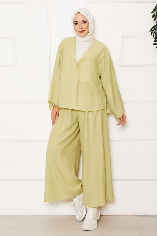 بدلة كاجوال مكونة من قطعتين بزر واحد وتفاصيل باللون الأخضر الزيتي