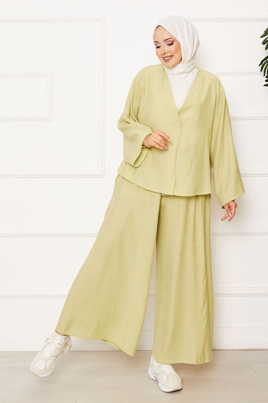 بدلة كاجوال مكونة من قطعتين بزر واحد وتفاصيل باللون الأخضر الزيتي