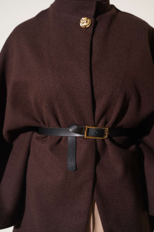 Wollcape Mit Einem Knopf Und Gürtel In Würzigem Braun
