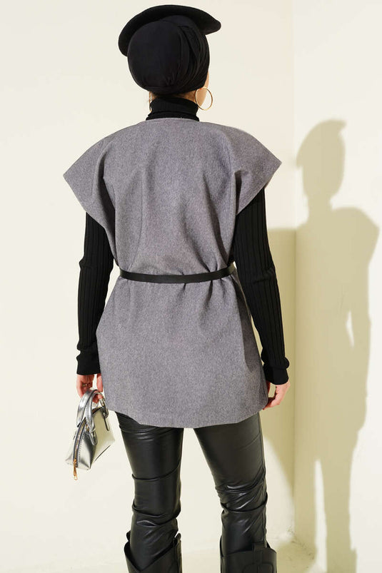 Gilet gris à un bouton et ceinture, à barbe