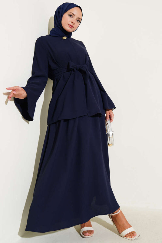 بدلة زرقاء داكنة ذات زر واحد وحزام وصدر مزدوج